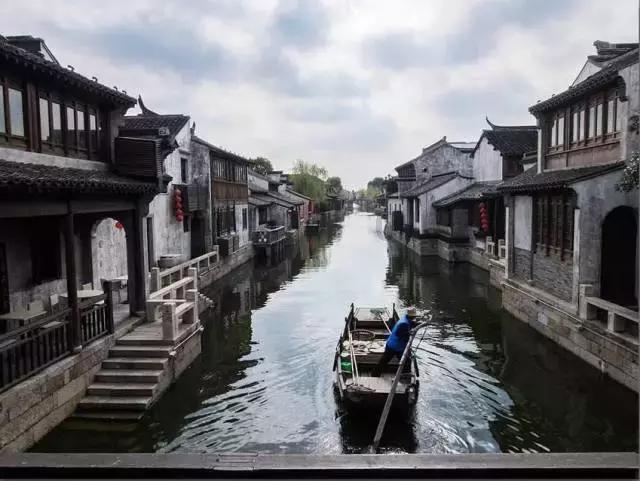 女子称被邻居诬陷毒狗，遭对方全家堵门辱骂恐吓：小心它找你索命